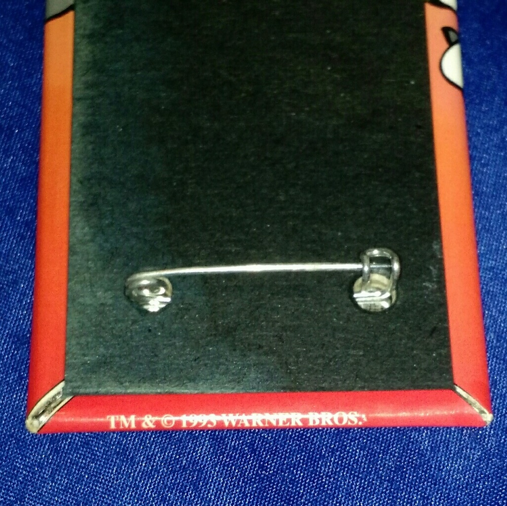 Warner Bros - 1993 Gangster Bugs Bunny Pin - Picture 6 of 6